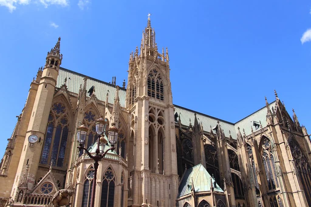 Metz Cathedral Guide: Saint-Étienne Nave and Windows