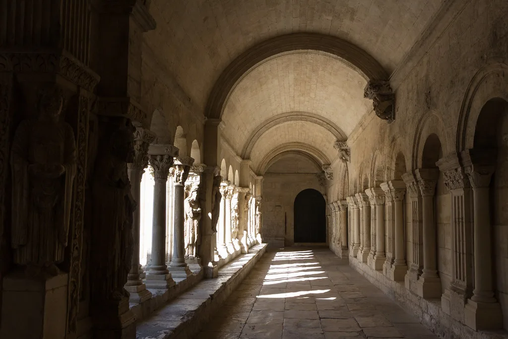 Cloister Gallery, Arles
