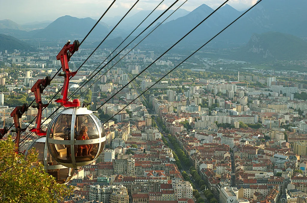 Cable cars arrive, Grenoble