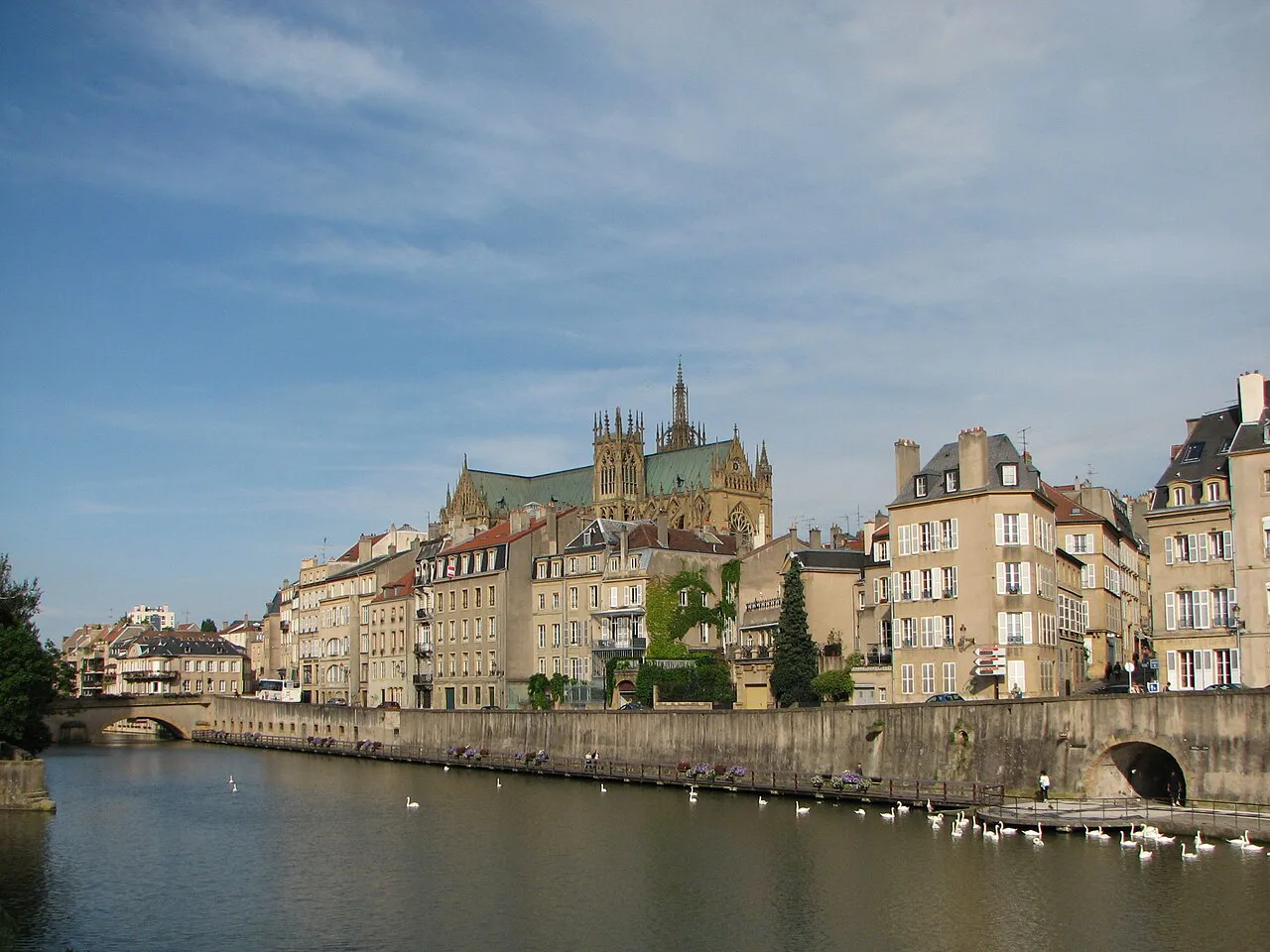 Metz vue sur la Moselle et la cathédrale Saint-Etienne
