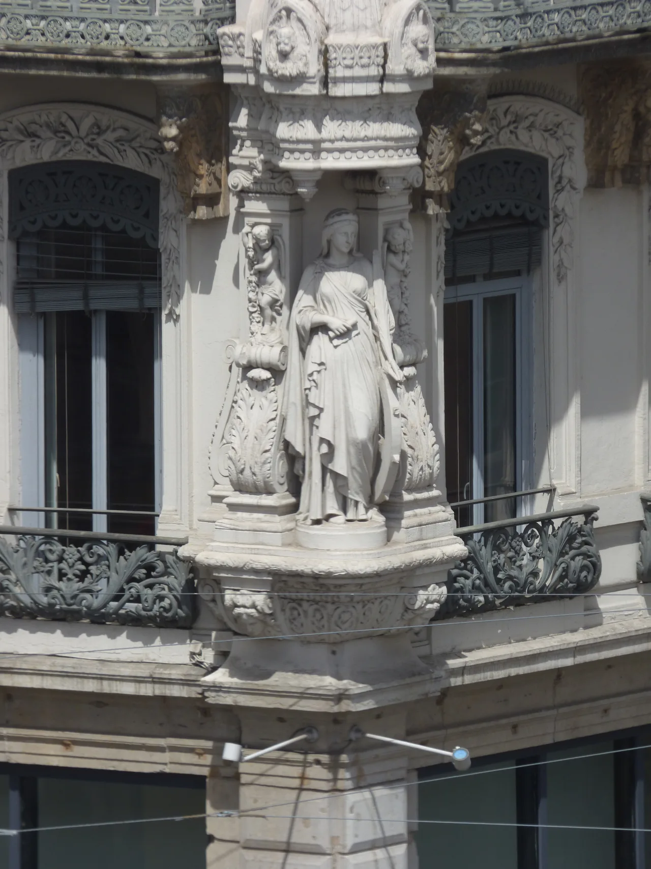 Musée des Beaux-Arts de Lyon - Place des Terreaux, Lyon - corner statue