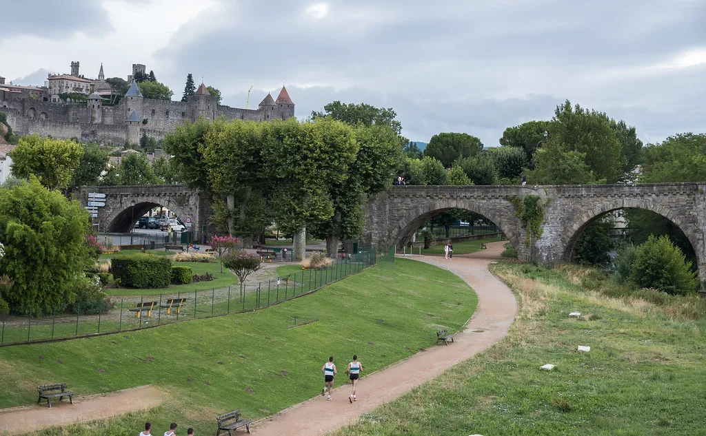 Madre e hija bajo el Pont Vieux, Carcasona, Francia, Carcassonne