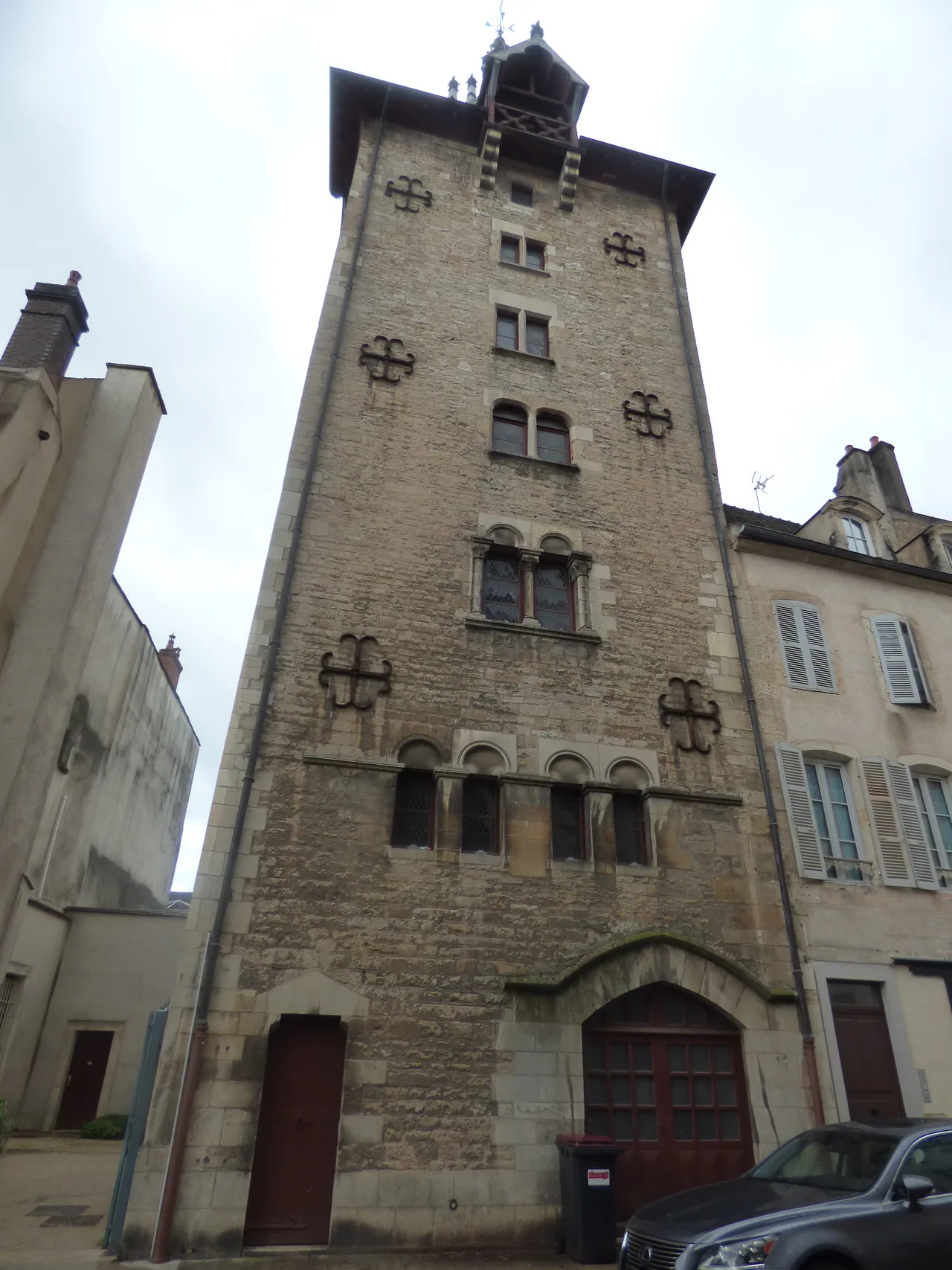 Place Monge, Beaune - Tour de l'horloge de Beaune
