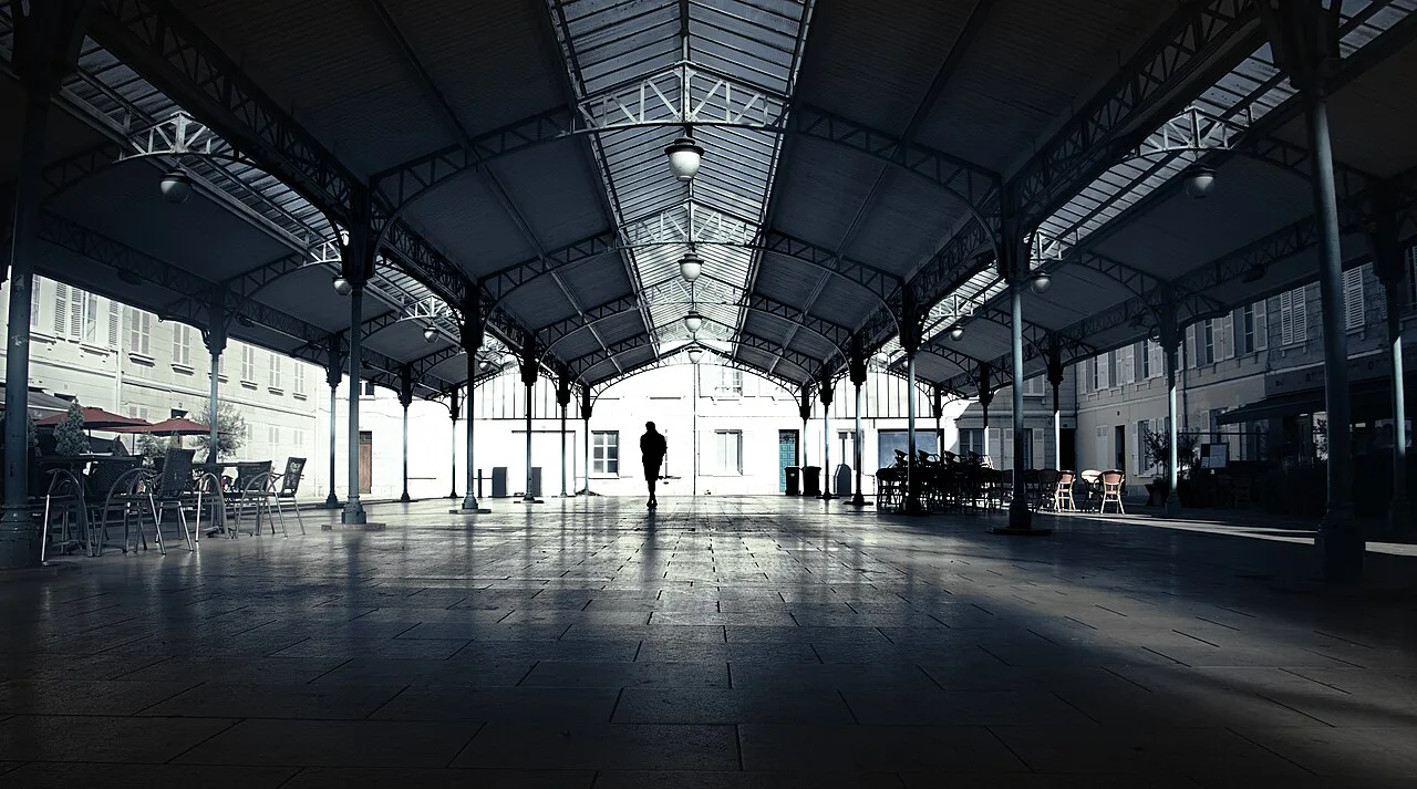 A silhouette in the old market - Flickr - Gael Varoquaux, Chartres