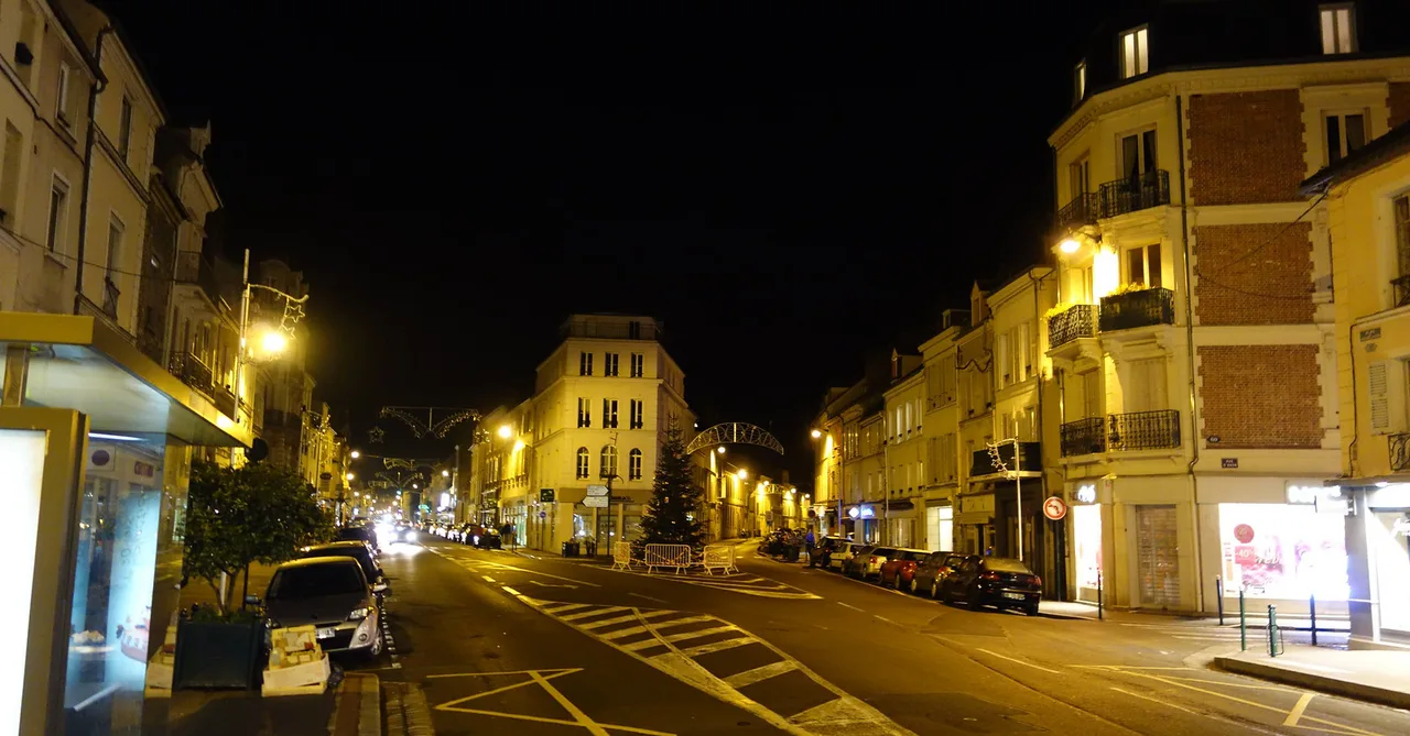 Fontainebleau rue Grande (nuit)