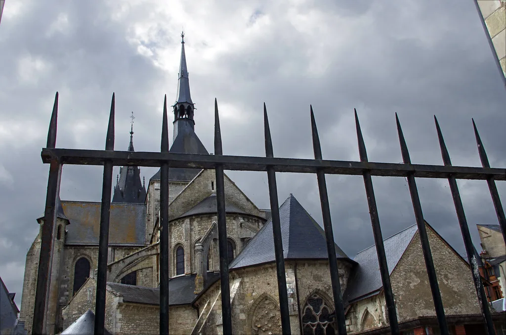Venue view: Église Saint-Nicolas-Saint-Laumer in Blois, the Romanesque abbey church described in the guide. Resized and converted to WebP.