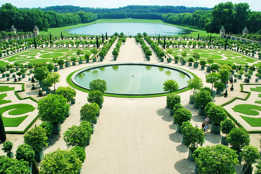 Destination view: Versailles, France. Resized and converted to WebP.