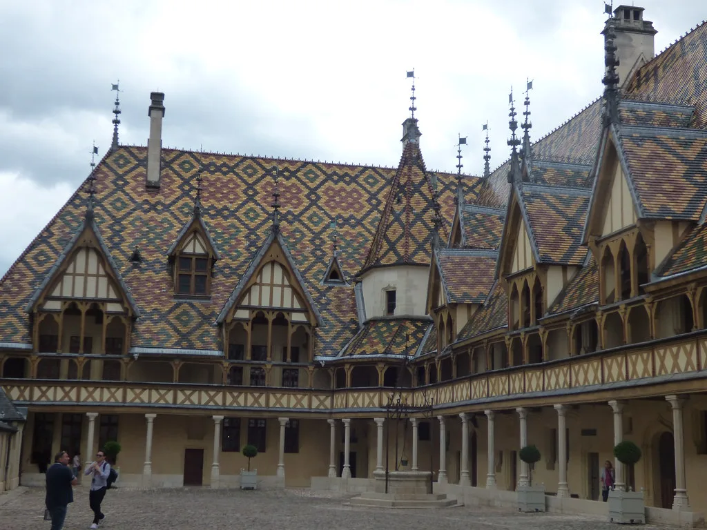Venue view: the Cour d'Honneur of the Hôtel-Dieu de Beaune with its distinctive multicolored tiled roof. Resized and converted to WebP.