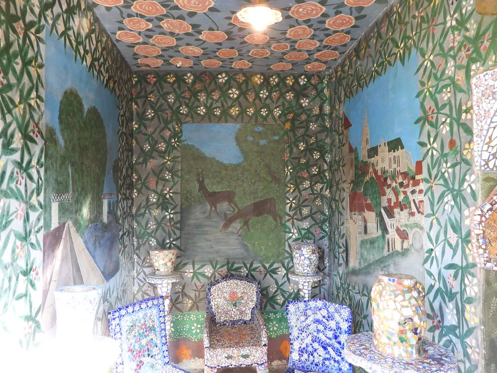 Maison Picassiette, the mosaic house in Chartres. Resized and converted to WebP.