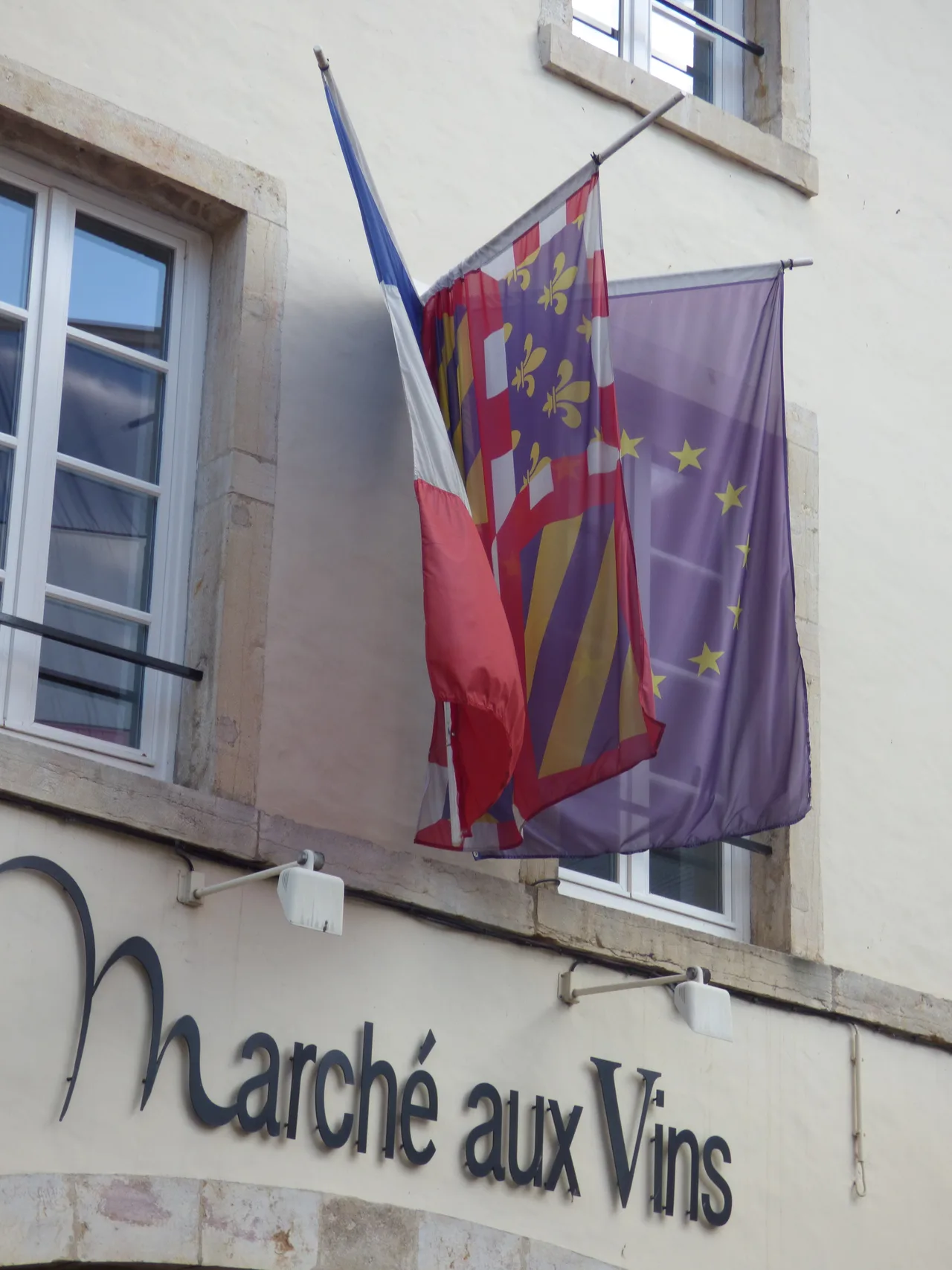 Rue Nicolas Rollin, Beaune - Marché aux Vins - flags