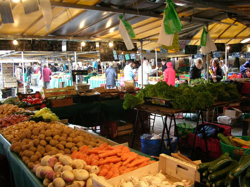 Versailles Large Market