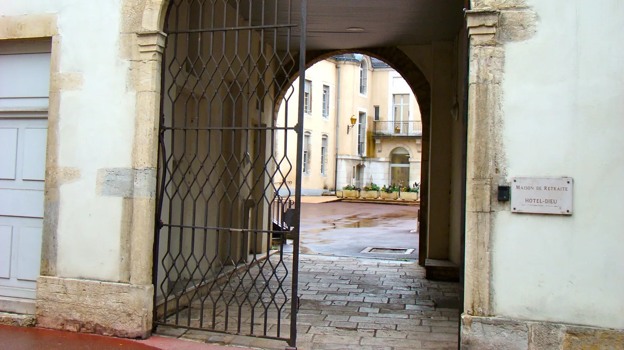 Destination view: Beaune, France. Resized and converted to WebP.