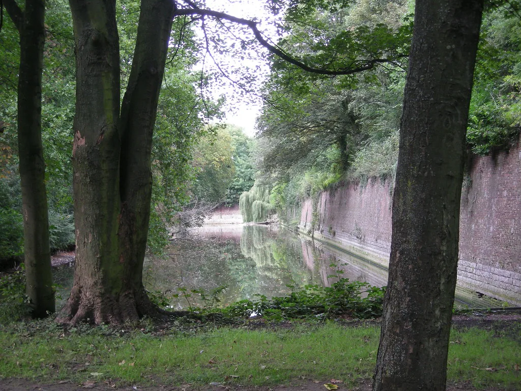 Fortifications Vauban cachées dans la végétation dans le parc de la Citadelle, Lille