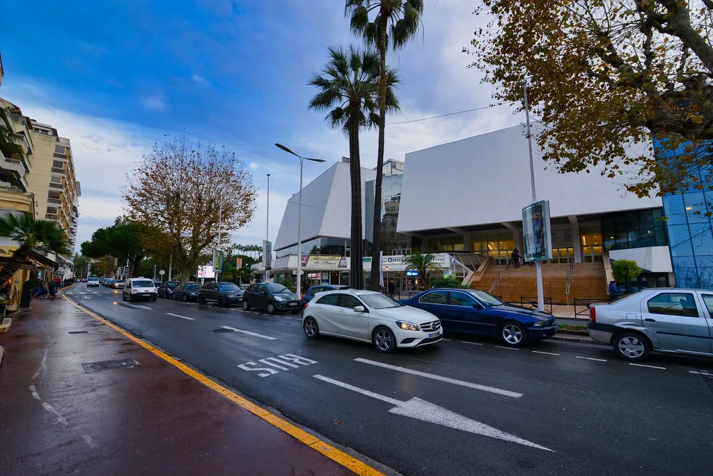 Venue view: the Palais des Festivals et des Congrès in Cannes, the Croisette convention center that hosts the Cannes Film Festival and other events. Resized and converted to WebP.