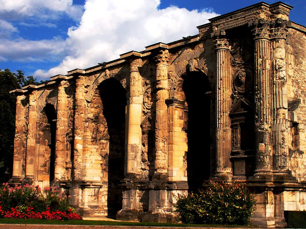 Porte de Mars, the Roman triumphal arch in Reims, France. Resized and converted to WebP.