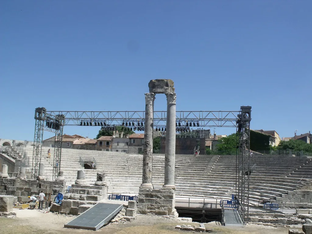 Venue view: the Roman Theatre of Arles (Théâtre Antique d'Arles), with its surviving stage columns and tiered seating. Resized and converted to WebP.