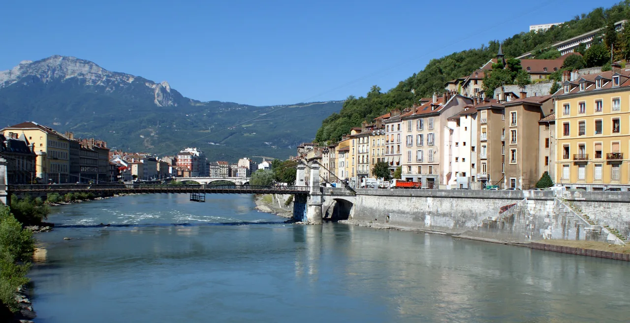 Destination view: Grenoble, France. Resized and converted to WebP.