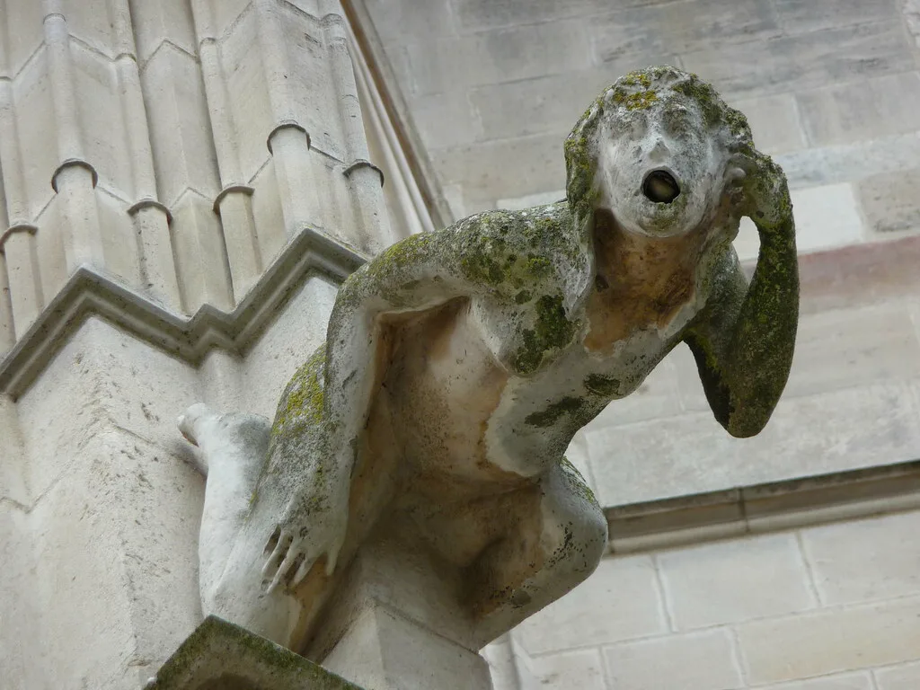 Donna pietrificata. Dalla bocca esce l'acqua di pioggia, Troyes