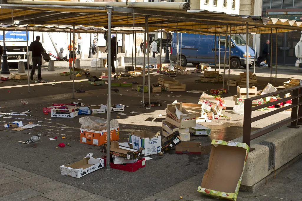 Déchets du marché Notre Dame de Versailles-6-cliche Jean Weber